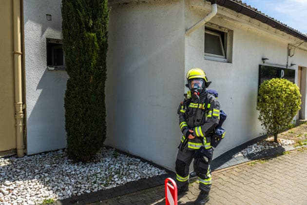 Brand in Restaurantküche Großaufgebot an Rettungskräften Zunächst zehn Personen vermisst Am 11.06.2026 kam es gegen 13:30 Uhr in einem Restaurant am Seeweg in Nauheim zu einem Küchenbrand. Die Feuerwehren Nauheim und Rüsselsheim rückten mit mehreren Fahrzeugen aus, zudem waren DRK, Notarzt und der Kreisbrandinspektor im Einsatz. Obwohl bei der Alarmierung von rund zehn vermissten Personen ausgegangen worden war, wurde laut Polizei niemand verletzt. Die Küche des Restaurants wurde massiv beschädigt; der Sachschaden wurde auf rund 50.000 Euro geschätzt. Das Gebäude wird teilweise von der Gemeinde Nauheim als Unterkunft für hilfsbedürftige Personen genutzt. Nauheim Hessen Deutschland *** Fire in restaurant kitchen Large c