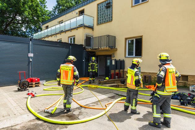 Brand in Restaurantküche Großaufgebot an Rettungskräften Zunächst zehn Personen vermisst Am 11.06.2026 kam es gegen 13:30 Uhr in einem Restaurant am Seeweg in Nauheim zu einem Küchenbrand. Die Feuerwehren Nauheim und Rüsselsheim rückten mit mehreren Fahrzeugen aus, zudem waren DRK, Notarzt und der Kreisbrandinspektor im Einsatz. Obwohl bei der Alarmierung von rund zehn vermissten Personen ausgegangen worden war, wurde laut Polizei niemand verletzt. Die Küche des Restaurants wurde massiv beschädigt; der Sachschaden wurde auf rund 50.000 Euro geschätzt. Das Gebäude wird teilweise von der Gemeinde Nauheim als Unterkunft für hilfsbedürftige Personen genutzt. Nauheim Hessen Deutschland *** Fire in restaurant kitchen Large c