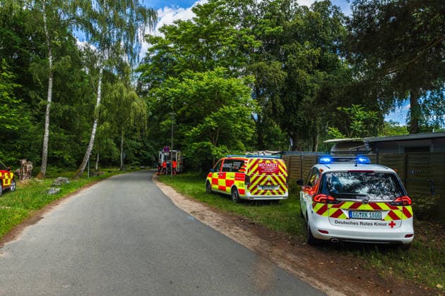 Brand in Restaurantküche Großaufgebot an Rettungskräften Zunächst zehn Personen vermisst Am 11.06.2026 kam es gegen 13:30 Uhr in einem Restaurant am Seeweg in Nauheim zu einem Küchenbrand. Die Feuerwehren Nauheim und Rüsselsheim rückten mit mehreren Fahrzeugen aus, zudem waren DRK, Notarzt und der Kreisbrandinspektor im Einsatz. Obwohl bei der Alarmierung von rund zehn vermissten Personen ausgegangen worden war, wurde laut Polizei niemand verletzt. Die Küche des Restaurants wurde massiv beschädigt; der Sachschaden wurde auf rund 50.000 Euro geschätzt. Das Gebäude wird teilweise von der Gemeinde Nauheim als Unterkunft für hilfsbedürftige Personen genutzt. Nauheim Hessen Deutschland *** Fire in restaurant kitchen Large c