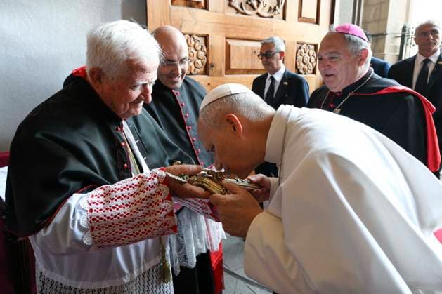 IPA85581543 - Spain, Vatican, June 11, 2026: Pope Leo XIV greets people during a meeting with bishops, priests, deacons, religious, seminarians, and pastoral workers in the Cathedral of Saint Anne in Las Palmas on the Canary Island of Gran Canaria, a place accustomed to the arrival of migrants,Photograph by VATICAN MEDIA Catholic Press Photo  Copyright: xVATICANxMEDIA CPPx xVATICANxMEDIA CPPx 85581543