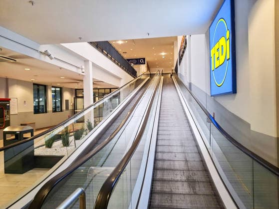Stockbilder 05 2026 Rolltreppe in einem Einkaufzentrum *** Stock photos 05 2026 Escalator in a shopping center Copyright: xLobeca RalfxHomburgx