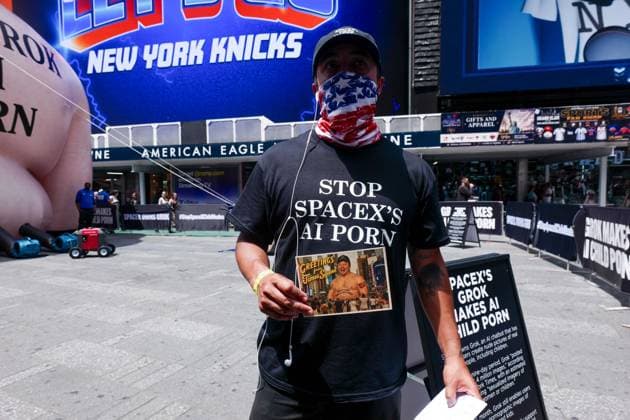 New York, NY- June 11th: A Giant Inflatable Sculpture of Elon Musk in Times Square Manhattan on June 11, displays the statement Ã¢â‚¬oeSpace XÃ¢â‚¬â ¢s Grok Makes AI Child PornÃ¢â‚¬Â.on June 11, 2026 Credit: Camara Porter USA  - ZUMAa123 20260611_zaa_a123_003 Copyright: xAdMediax