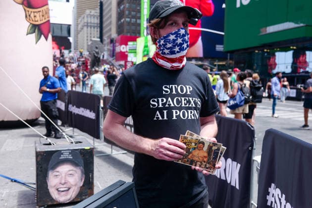 New York, NY- June 11th: A Giant Inflatable Sculpture of Elon Musk in Times Square Manhattan on June 11, displays the statement Ã¢â‚¬oeSpace XÃ¢â‚¬â ¢s Grok Makes AI Child PornÃ¢â‚¬Â.on June 11, 2026 Credit: Camara Porter USA  - ZUMAa123 20260611_zaa_a123_005 Copyright: xAdMediax