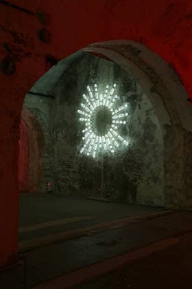 11.06.2026 Unna, NRW, Das Zentrum für Internationale Lichtkunst Unna feiert 25jähriges Jubiläum. Mit der Ausstellung Light Dialogues präseniert das Zentrum eine Kooperation mit dem Schauwerk Sindelfingen. Dabei handelt es sich um eine private Stiftung aus Baden-Würtemberg die eine große Sammlung von Lichtkunstwerken besitzt. Die Ausstellung in Unna zeigt 19 Arbeiten von 11 Lichtkünstlern. Dauer 13. Juni 2026 bis 10. Januar 2027. Das Lichtzenzrum befindet sich in den Katakomben der ehemaligen Lindenbrauerei und bietet ein unnachahmliches Ambiente für die Lichtobjekte. Werk: Morsealphabet von Brigitte Kowanz, Schauwerk Sindelfingen. *** 11 06 2026 Unna, NRW, The Center for International Light Art Unna celebrates its 25th anniversar