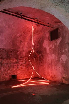 11.06.2026 Unna, NRW, Das Zentrum für Internationale Lichtkunst Unna feiert 25jähriges Jubiläum. Mit der Ausstellung Light Dialogues präseniert das Zentrum eine Kooperation mit dem Schauwerk Sindelfingen. Dabei handelt es sich um eine private Stiftung aus Baden-Würtemberg die eine große Sammlung von Lichtkunstwerken besitzt. Die Ausstellung in Unna zeigt 19 Arbeiten von 11 Lichtkünstlern. Dauer 13. Juni 2026 bis 10. Januar 2027. Das Lichtzenzrum befindet sich in den Katakomben der ehemaligen Lindenbrauerei und bietet ein unnachahmliches Ambiente für die Lichtobjekte. Werk: Lamentable von Francois Morellet, Schauwerk Sindelfingen. *** 11 06 2026 Unna, NRW, The Center for International Light Art Unna celebrates its 25th anniversary