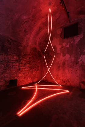 11.06.2026 Unna, NRW, Das Zentrum für Internationale Lichtkunst Unna feiert 25jähriges Jubiläum. Mit der Ausstellung Light Dialogues präseniert das Zentrum eine Kooperation mit dem Schauwerk Sindelfingen. Dabei handelt es sich um eine private Stiftung aus Baden-Würtemberg die eine große Sammlung von Lichtkunstwerken besitzt. Die Ausstellung in Unna zeigt 19 Arbeiten von 11 Lichtkünstlern. Dauer 13. Juni 2026 bis 10. Januar 2027. Das Lichtzenzrum befindet sich in den Katakomben der ehemaligen Lindenbrauerei und bietet ein unnachahmliches Ambiente für die Lichtobjekte. Werk: Lamentable von Francois Morellet, Schauwerk Sindelfingen. *** 11 06 2026 Unna, NRW, The Center for International Light Art Unna celebrates its 25th anniversary