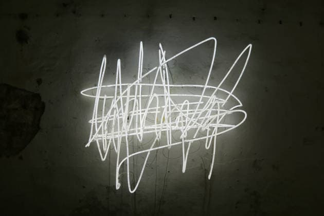 11.06.2026 Unna, NRW, Das Zentrum für Internationale Lichtkunst Unna feiert 25jähriges Jubiläum. Mit der Ausstellung Light Dialogues präseniert das Zentrum eine Kooperation mit dem Schauwerk Sindelfingen. Dabei handelt es sich um eine private Stiftung aus Baden-Würtemberg die eine große Sammlung von Lichtkunstwerken besitzt. Die Ausstellung in Unna zeigt 19 Arbeiten von 11 Lichtkünstlern. Dauer 13. Juni 2026 bis 10. Januar 2027. Das Lichtzenzrum befindet sich in den Katakomben der ehemaligen Lindenbrauerei und bietet ein unnachahmliches Ambiente für die Lichtobjekte. Werk: Leap into the void - the ego dreams of wakefulness and will continue the dream of it von Astrid Klein, Schauwerk Sindelfingen. *** 11 06 2026 Unna, NRW, The