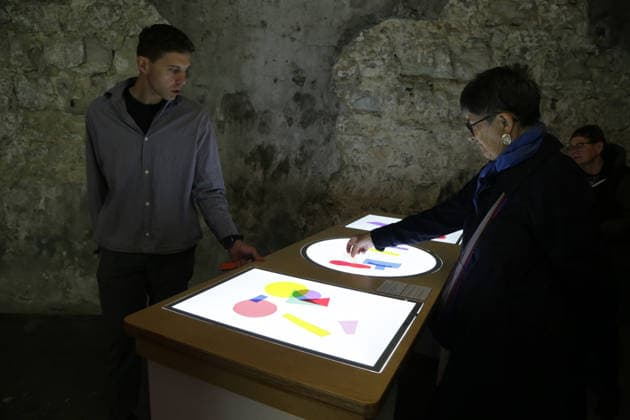 11.06.2026 Unna, NRW, Das Zentrum für Internationale Lichtkunst Unna feiert 25jähriges Jubiläum. Mit der Ausstellung Light Dialogues präseniert das Zentrum eine Kooperation mit dem Schauwerk Sindelfingen. Dabei handelt es sich um eine private Stiftung aus Baden-Würtemberg die eine große Sammlung von Lichtkunstwerken besitzt. Die Ausstellung in Unna zeigt 19 Arbeiten von 11 Lichtkünstlern. Dauer 13. Juni 2026 bis 10. Januar 2027. Das Lichtzenzrum befindet sich in den Katakomben der ehemaligen Lindenbrauerei und bietet ein unnachahmliches Ambiente für die Lichtobjekte. Interaktive Station, an der Besucher mit Farbschablonen experimentieren können. *** 11 06 2026 Unna, NRW, The Center for International Light Art Unna celebrates its