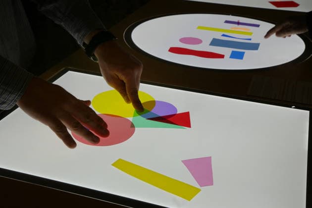 11.06.2026 Unna, NRW, Das Zentrum für Internationale Lichtkunst Unna feiert 25jähriges Jubiläum. Mit der Ausstellung Light Dialogues präseniert das Zentrum eine Kooperation mit dem Schauwerk Sindelfingen. Dabei handelt es sich um eine private Stiftung aus Baden-Würtemberg die eine große Sammlung von Lichtkunstwerken besitzt. Die Ausstellung in Unna zeigt 19 Arbeiten von 11 Lichtkünstlern. Dauer 13. Juni 2026 bis 10. Januar 2027. Das Lichtzenzrum befindet sich in den Katakomben der ehemaligen Lindenbrauerei und bietet ein unnachahmliches Ambiente für die Lichtobjekte. Interaktive Station, an der Besucher mit Farbschablonen experimentieren können. *** 11 06 2026 Unna, NRW, The Center for International Light Art Unna celebrates its