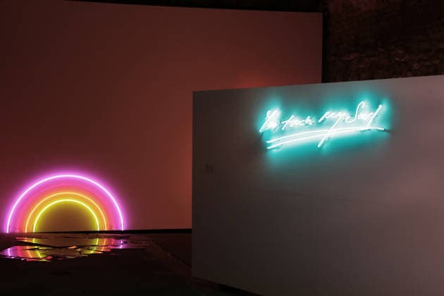 11.06.2026 Unna, NRW, Das Zentrum für Internationale Lichtkunst Unna feiert 25jähriges Jubiläum. Mit der Ausstellung Light Dialogues präseniert das Zentrum eine Kooperation mit dem Schauwerk Sindelfingen. Dabei handelt es sich um eine private Stiftung aus Baden-Würtemberg die eine große Sammlung von Lichtkunstwerken besitzt. Die Ausstellung in Unna zeigt 19 Arbeiten von 11 Lichtkünstlern. Dauer 13. Juni 2026 bis 10. Januar 2027. Das Lichtzenzrum befindet sich in den Katakomben der ehemaligen Lindenbrauerei und bietet ein unnachahmliches Ambiente für die Lichtobjekte. Werk: Sunset von Lori Hersberger im Bild, Schauwerk Sindelfingen li., re. Werk: You touch my soul, Tracey Emin, Schauwerk Sindelfingen. *** 11 06 2026 Unna, NRW, The