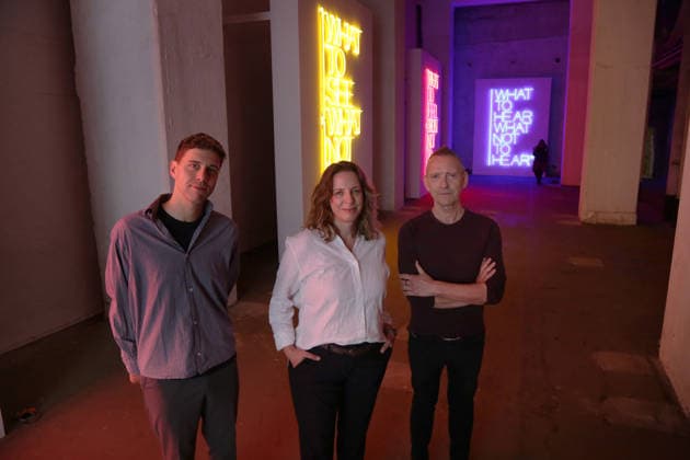 11.06.2026 Unna, NRW, Das Zentrum für Internationale Lichtkunst Unna feiert 25jähriges Jubiläum. Mit der Ausstellung Light Dialogues präseniert das Zentrum eine Kooperation mit dem Schauwerk Sindelfingen. Dabei handelt es sich um eine private Stiftung aus Baden-Würtemberg die eine große Sammlung von Lichtkunstwerken besitzt. Die Ausstellung in Unna zeigt 19 Arbeiten von 11 Lichtkünstlern. Dauer 13. Juni 2026 bis 10. Januar 2027. Das Lichtzenzrum befindet sich in den Katakomben der ehemaligen Lindenbrauerei und bietet ein unnachahmliches Ambiente für die Lichtobjekte. v.re. Direktor John Jaspers, Svenja Frank, Direktorin Schauwerk Sindelfingen und Leonard Lueg vom Lichtkunstzentrum vor Werken von Maurizio Nannucci, Schauwerk Sinde