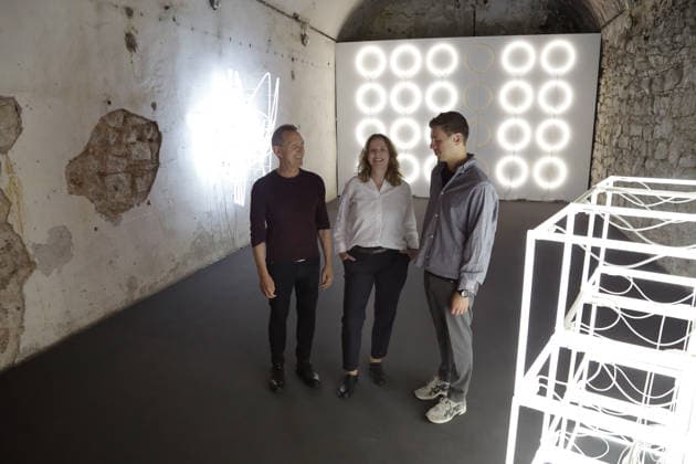 11.06.2026 Unna, NRW, Das Zentrum für Internationale Lichtkunst Unna feiert 25jähriges Jubiläum. Mit der Ausstellung Light Dialogues präseniert das Zentrum eine Kooperation mit dem Schauwerk Sindelfingen. Dabei handelt es sich um eine private Stiftung aus Baden-Würtemberg die eine große Sammlung von Lichtkunstwerken besitzt. Die Ausstellung in Unna zeigt 19 Arbeiten von 11 Lichtkünstlern. Dauer 13. Juni 2026 bis 10. Januar 2027. Das Lichtzenzrum befindet sich in den Katakomben der ehemaligen Lindenbrauerei und bietet ein unnachahmliches Ambiente für die Lichtobjekte. v.li. Direktor John Jaspers, Svenja Frank, Direktorin Schauwerk Sindelfingen und Leonard Lueg vom Lichtkunstzentrum vor Werken von Astrid Klein (li.) in der Mitte Jo