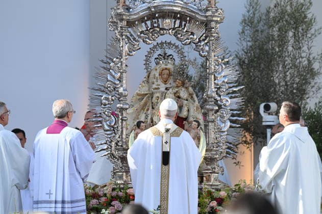 Pope Leo XIV presides the multitudinous Holy Mass in Las Palmas de Gran Canaria Pope Leo XIV during the celebration of the multitudinous Holy Mass, on June 11, 2026, in Las Palmas de Gran Canaria, Canary Islands Spain This Eucharist marks the first time that a pontiff officially visits the Canary Islands archipelago and brings together more than 46,000 accredited faithful at the Gran Canaria Stadium as the great central act of his apostolic journey 11 JUNE 2026 POPE CANARIAS MASS STADIUM Eros Santana Las Palmas de Gran Canari Cana Las Palmas de Gran Canari Cana Espana  Copyright: xErosxSantanax xACFIx 7589822