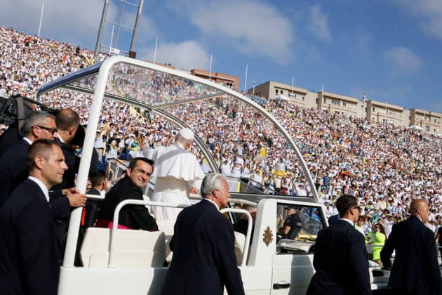 Pope Leo XIV presides at the multitudinous Holy Mass in Las Palmas de Gran Canaria Pope Leo XIV on his arrival at the celebration of the multitudinous Holy Mass, on June 11, 2026, in Las Palmas de Gran Canaria, Canary Islands Spain This Eucharist marks the first time that a pontiff officially visits the Canary Islands archipelago and brings together more than 46,000 accredited faithful at the Gran Canaria Stadium as the main event of his apostolic journey 11 JUNE 2026 POPE CANARIAS MASS STADIUM Eros Santana Las Palmas de Gran Canari Cana Las Palmas de Gran Canari Cana Spain  Copyright: xErosxSantanax xACFIx 7589828