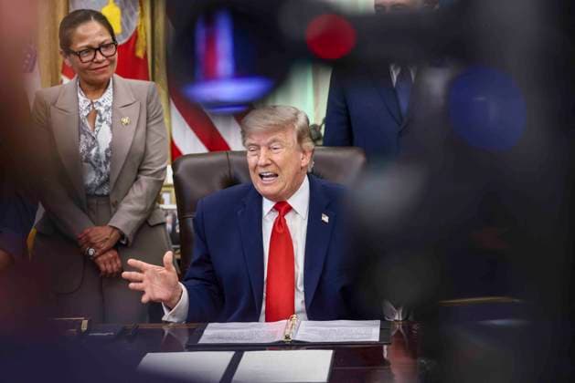 US President Donald Trump signs proclamation on commercial fishing US President Donald Trump speaks to reporters about restoring commercial fishing access to areas of the Pacific during a signing ceremony in the Oval Office of the White House in Washington, DC, USA, 11 June 2026. WASHINGTON DC United States  Copyright: xPool ABACAx