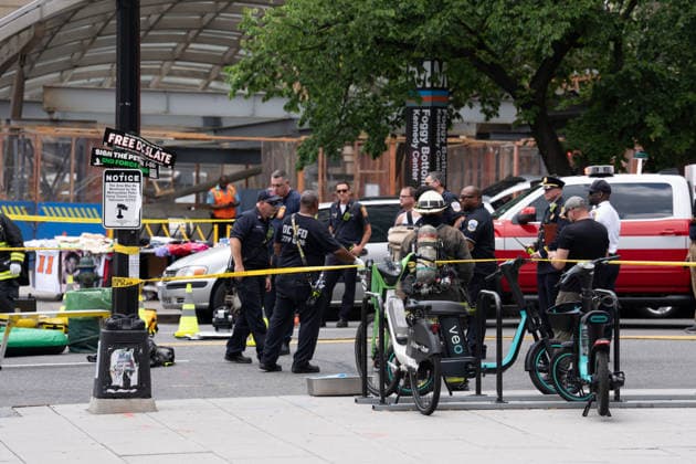 June 11, 2026, Washington, Dc, United States: Washington, D.C. fire fighters are decontaminated following a suspcious package incident near the Foggy Bottom Metro station in Washington, D.C. on June 11, 2026. Washington United States - ZUMAl312 20260611_znp_l312_045 Copyright: xAndrewxLeydenx