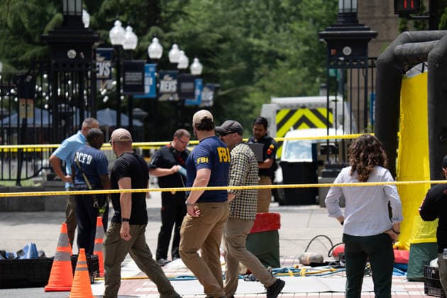 June 11, 2026, Washington, Dc, United States: Washington, D.C. fire fighters are decontaminated following a suspcious package incident near the Foggy Bottom Metro station in Washington, D.C. on June 11, 2026. Washington United States - ZUMAl312 20260611_znp_l312_049 Copyright: xAndrewxLeydenx