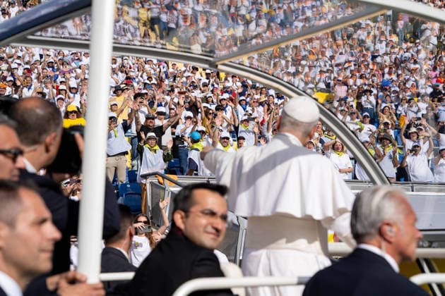 Pope Leo XIV presides the multitudinous Holy Mass in Las Palmas de Gran Canaria Hundreds of people during the celebration of the multitudinous Holy Mass presided by Pope Leo XIV, on June 11, 2026, in Las Palmas de Gran Canaria, Canary Islands Spain This Eucharist marks the first time that a pontiff officially visits the Canary Islands and brings together more than 46,000 accredited faithful at the Gran Canaria Stadium as the main event of his apostolic journey 11 JUNE 2026 POPE MASS CANARY ISLANDS STADIUM VISIT PAPAL POOL Alejandro Barrosa Las Palmas de Gran Canaria Cana Las Palmas de Gran Canaria Cana Espana  Copyright: xAlejandroxBarrosax xACFIx xEuropx 7590107