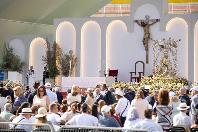 Pope Leo XIV presides the multitudinous Holy Mass in Las Palmas de Gran Canaria Hundreds of people during the celebration of the multitudinous Holy Mass presided by Pope Leo XIV, on June 11, 2026, in Las Palmas de Gran Canaria, Canary Islands Spain This Eucharist marks the first time that a pontiff officially visits the Canary Islands and brings together more than 46,000 accredited faithful at the Gran Canaria Stadium as the main event of his apostolic journey 11 JUNE 2026 POPE MASS CANARY ISLANDS STADIUM VISIT PAPAL POOL Alejandro Barrosa Las Palmas de Gran Canaria Cana Las Palmas de Gran Canaria Cana Espana  Copyright: xAlejandroxBarrosax xACFIx xEuropx 7590108