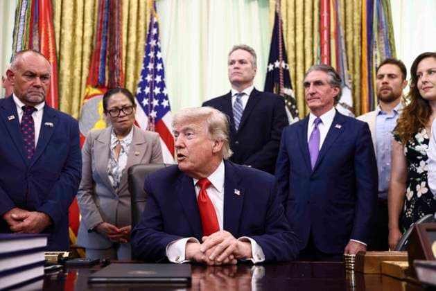US President Donald Trump signs proclamation on commercial fishing US President Donald Trump responds to a question from the news media after signing a proclamation about restoring commercial fishing access to areas of the Pacific in the Oval Office of the White House in Washington, DC, USA, 11 June 2026. WASHINGTON DC United States  Copyright: xPool ABACAx