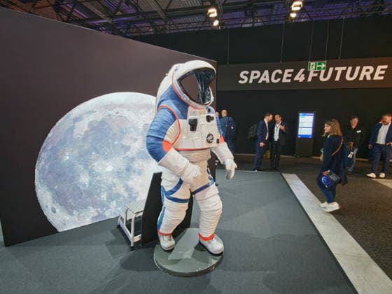 Raumanzug - ILA 2026 Internationale Luft- und Raumfahrtausstellung 2026 auf dem Flughafen Berlin Brandenburg (BER) Willy Brandt am 11.06.2026. ILA 2026 *** Spacesuit ILA 2026 International Aerospace Exhibition 2026 at Berlin Brandenburg Airport BER Willy Brandt on 11 06 2026 ILA 2026