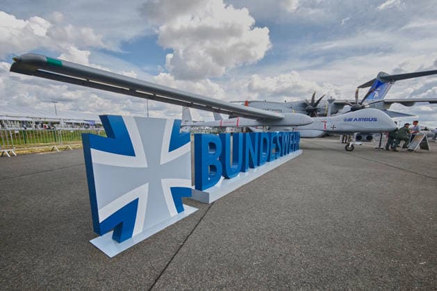 Bundeswehr Schriftzug und Airbus Drohne - ILA 2026 Internationale Luft- und Raumfahrtausstellung 2026 auf dem Flughafen Berlin Brandenburg (BER) Willy Brandt am 11.06.2026. ILA 2026 *** Bundeswehr lettering and Airbus drone ILA 2026 International Aerospace Exhibition 2026 at Berlin Brandenburg Airport BER Willy Brandt on 11 06 2026 ILA 2026