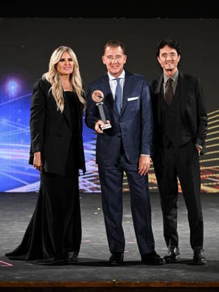 IPA85590846 - Taormina, 72nd Taormina Film Fest 2026 Night 2, Awards Ceremony. Pictured: Tiziana Rocca, Clive Owen, Giulio Base  Copyright: xManuelexMangiarottix xDxAvanzo Mangiarottix 85590846
