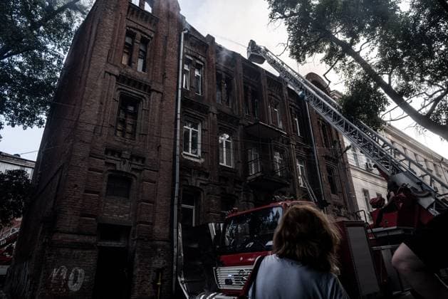 Shahed on a building in the center of Kharkiv KHARKIV, UKRAINE, June 9, 2026 Emergency services respond to a building fire in the city center following a drone strike. Firefighters work to contain the blaze while rescue operations and damage assessment continue in the area. Photo: Vincenzo Circosta JNA press Kharkiv kharkiv Oblast Ukraine Copyright: x xVincenzoxCircostax xJNAxPressx