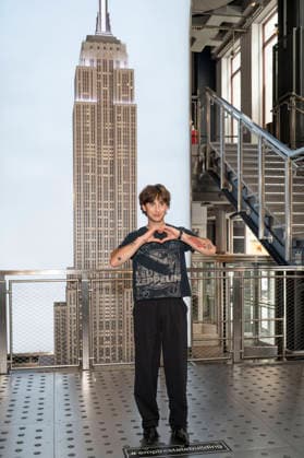 June 11, 2026, New York, New York, USA: JOHNNY ORLANDO visits the Empire State Building in New York to celebrate the release of his new album, Songs for Young Lovers. 11 June 2026 New York USA - ZUMAa265 20260611_zep_a265_004 Copyright: xEricxAcquayex