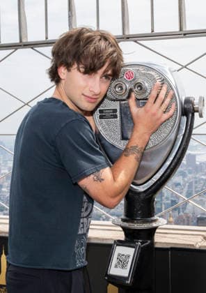 June 11, 2026, New York, New York, USA: JOHNNY ORLANDO visits the Empire State Building in New York to celebrate the release of his new album, Songs for Young Lovers. 11 June 2026 New York USA  - ZUMAa265 20260611_zep_a265_023 Copyright: xEricxAcquayex