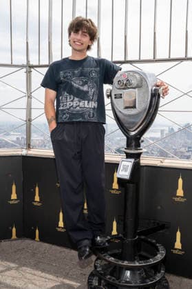 June 11, 2026, New York, New York, USA: JOHNNY ORLANDO visits the Empire State Building in New York to celebrate the release of his new album, Songs for Young Lovers. 11 June 2026 New York USA  - ZUMAa265 20260611_zep_a265_033 Copyright: xEricxAcquayex