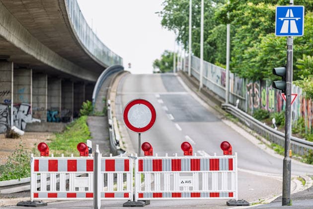Vollsperrung Nordbrücke Bonn Absperrung der Auffahrt zur A565 - Die Friedrich-Ebert-Brücke, auch Nordbrücke, im Verlauf der A565 in Bonn ist seit Anfang Juni 2026 wegen struktureller Schäden am Tragwerk vollständig gesperrt. Die wichtige Rheinquerung verbindet normalerweise den Bonner Norden mit dem rechtsrheinischen Stadtgebiet und ist eine zentrale Verkehrsachse in der Region Bonn Rhein-Sieg. Bonn Nordrhein-Westfalen Deutschland *** Full closure of the Nordbrücke bridge in Bonn Closure of the access road to the A565 The Friedrich Ebert Bridge, also known as the Nordbrücke bridge, on the A565 in Bonn has been completely closed since the beginning of June 2026 due to structural damage to the supporting structure The important Rhine cr Copyright: xMarcxJohnx