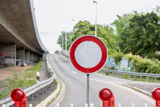 Vollsperrung Nordbrücke Bonn Absperrung der Auffahrt zur A565 - Die Friedrich-Ebert-Brücke, auch Nordbrücke, im Verlauf der A565 in Bonn ist seit Anfang Juni 2026 wegen struktureller Schäden am Tragwerk vollständig gesperrt. Die wichtige Rheinquerung verbindet normalerweise den Bonner Norden mit dem rechtsrheinischen Stadtgebiet und ist eine zentrale Verkehrsachse in der Region Bonn Rhein-Sieg. Bonn Nordrhein-Westfalen Deutschland *** Full closure of the Nordbrücke bridge in Bonn Closure of the access road to the A565 The Friedrich Ebert Bridge, also known as the Nordbrücke bridge, on the A565 in Bonn has been completely closed since the beginning of June 2026 due to structural damage to the supporting structure The important Rhine cr Copyright: xMarcxJohnx