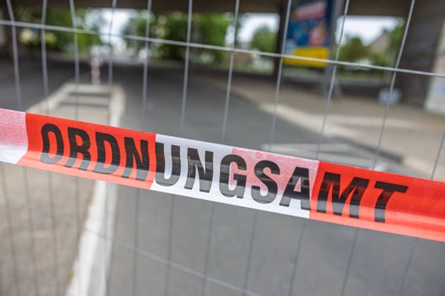 Vollsperrung Nordbrücke Bonn Gitter versperren den Weg unterhalb der beschädigten Vorladebrücke, samt Römerstraße - Die Friedrich-Ebert-Brücke, auch Nordbrücke, im Verlauf der A565 in Bonn ist seit Anfang Juni 2026 wegen struktureller Schäden am Tragwerk vollständig gesperrt. Die wichtige Rheinquerung verbindet normalerweise den Bonner Norden mit dem rechtsrheinischen Stadtgebiet und ist eine zentrale Verkehrsachse in der Region Bonn Rhein-Sieg. Bonn Nordrhein-Westfalen Deutschland *** Full closure of the North Bridge Bonn Lattices block the path underneath the damaged loading bridge, including the Roman road The Friedrich Ebert Bridge, also known as the North Bridge, on the A565 in Bonn has been completely closed since the beginn Copyright: xMarcxJohnx