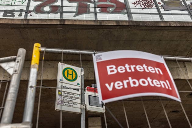 Vollsperrung Nordbrücke Bonn BETRETEN VERBOTEN! Gitter versperren den Weg unterhalb der beschädigten Vorladebrücke, samt Römerstraße - Die Friedrich-Ebert-Brücke, auch Nordbrücke, im Verlauf der A565 in Bonn ist seit Anfang Juni 2026 wegen struktureller Schäden am Tragwerk vollständig gesperrt. Die wichtige Rheinquerung verbindet normalerweise den Bonner Norden mit dem rechtsrheinischen Stadtgebiet und ist eine zentrale Verkehrsachse in der Region Bonn Rhein-Sieg. Bonn Nordrhein-Westfalen Deutschland *** Full closure of Nordbrücke Bonn BETRETEN VERBOTEN Lattices block the path underneath the damaged loading bridge, including the Roman road The Friedrich Ebert Bridge, also known as the Nordbrücke, on the A565 in Bonn has been compl Copyright: xMarcxJohnx