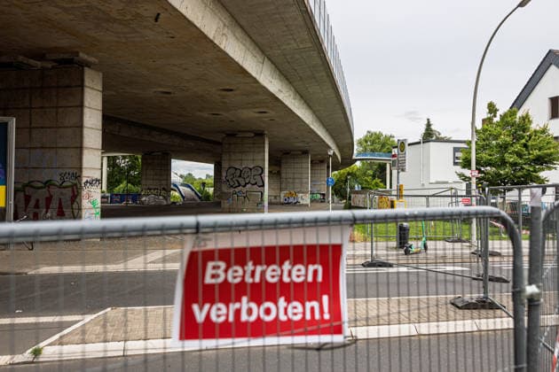 Vollsperrung Nordbrücke Bonn BETRETEN VERBOTEN! Gitter versperren den Weg unterhalb der beschädigten Vorladebrücke, samt Römerstraße - Die Friedrich-Ebert-Brücke, auch Nordbrücke, im Verlauf der A565 in Bonn ist seit Anfang Juni 2026 wegen struktureller Schäden am Tragwerk vollständig gesperrt. Die wichtige Rheinquerung verbindet normalerweise den Bonner Norden mit dem rechtsrheinischen Stadtgebiet und ist eine zentrale Verkehrsachse in der Region Bonn Rhein-Sieg. Bonn Nordrhein-Westfalen Deutschland *** Full closure of Nordbrücke Bonn BETRETEN VERBOTEN Lattices block the path underneath the damaged loading bridge, including the Roman road The Friedrich Ebert Bridge, also known as the Nordbrücke, on the A565 in Bonn has been compl Copyright: xMarcxJohnx