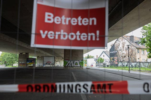 Vollsperrung Nordbrücke Bonn BETRETEN VERBOTEN! Gitter versperren den Weg unterhalb der beschädigten Vorladebrücke, samt Römerstraße - Die Friedrich-Ebert-Brücke, auch Nordbrücke, im Verlauf der A565 in Bonn ist seit Anfang Juni 2026 wegen struktureller Schäden am Tragwerk vollständig gesperrt. Die wichtige Rheinquerung verbindet normalerweise den Bonner Norden mit dem rechtsrheinischen Stadtgebiet und ist eine zentrale Verkehrsachse in der Region Bonn Rhein-Sieg. Bonn Nordrhein-Westfalen Deutschland *** Full closure of Nordbrücke Bonn BETRETEN VERBOTEN Lattices block the path underneath the damaged loading bridge, including the Roman road The Friedrich Ebert Bridge, also known as the Nordbrücke, on the A565 in Bonn has been compl Copyright: xMarcxJohnx