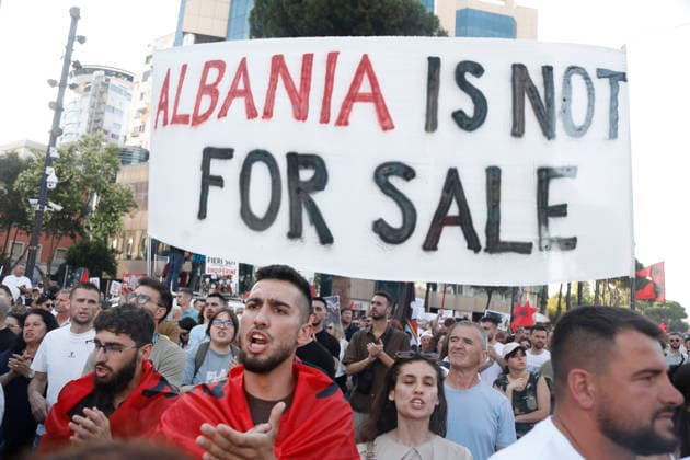 Protest against the construction of a luxury resort in Tirana, Albania. Protesters hold signs and Albanian national flags as they take part in a demonstration in front of the prime minister s office in Tirana on June 10, 2026, opposing the construction of a luxury resort in a protected natural area near the city of Vlore. Several thousand citizens demonstrated in Tirana for the ninth consecutive night to demand transparency on a luxury tourism complex project in the protected area of Narta Lagoon in the city of Vlore linked to US President Donald Trump s son-in-law Jared Kushner and his wife, Ivanka Trump. The project was planned for two areas along the Adriatic coast, the protected delta area of Vjosa-Narta and the nearby uninhabited islan Copyright: xLightxStudioxAgencyx xMaltonxDibrax