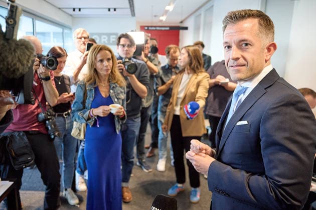 - Wien 11.06.2026 - Wahl ORF-Generaldirektor - Heute fand im ORF-Zentrum die vorgezogene Wahl des neuen Generaldirektors durch den ORF-Stiftungsrat statt. 9 Kandidatinnen waren zum heutigen Heraing vor dem Stiftungsrat geladen. PHOTO: der der ÖVP-nahe Stiftungsrat und Vorsitzender Stv. Gregor Schütze im Gespräch mit Journalisten während einer Pause. Vienna (AUSTRIA) - Election of the ORF Director-General – Today, the ORF Foundation Board held an early election for the new Director-General at the ORF Centre. Österreichischer Rundfunk, öffentlich rechtlicher, Staatsfunk, Generaldirektorin, Wahl, ORF, TV, Radio, Stiftungsrat, Generaldirektor, ORF Wahl Generaldirektor *** Vienna 11 06 2026 Election ORF Director General Today the ORF F 