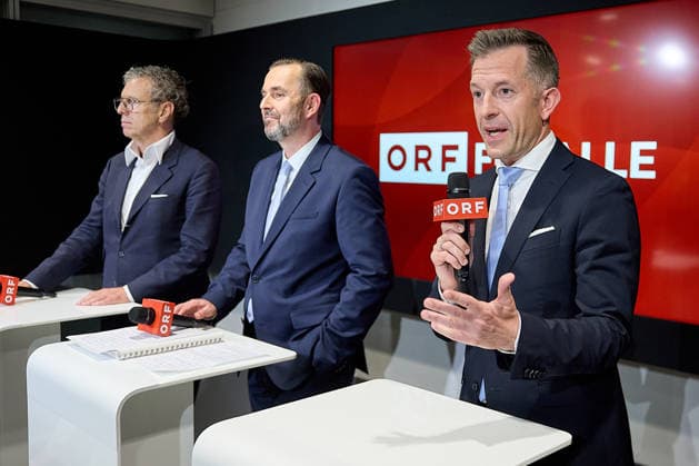 - Wien 12.06.2026 - Wahl ORF-Generaldirektor - Heute fand im ORF-Zentrum die vorgezogene Wahl des neuen Generaldirektors durch den ORF-Stiftungsrat statt. 9 Kandidatinnen waren zum heutigen Heraing vor dem Stiftungsrat geladen. Nach über 15 Stunden an Hearings der 9 KandidatInnen und der anschliessenden Wahl im Stiftungsrat wurde der die neue Generaldirektorin den Medien im Rahmen einer PK vorgestellt. PHOTO: Stiftungsratsvorsitzender Heinz Lederer (L SPÖ), der Vizevorsitzende des Stiftungrats Gregor Schütze (R ÖVP) und der neue ORF-Generaldirektor Clemens Pig ehemaliger CEO der APA.. Vienna (AUSTRIA) - Election of the ORF Director-General – Today, the ORF Foundation Board held an early election for the new Director-General at the O 