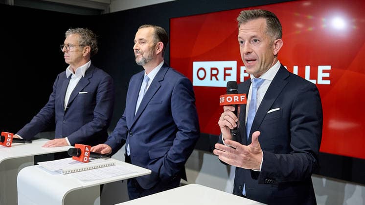- Wien 12.06.2026 - Wahl ORF-Generaldirektor - Heute fand im ORF-Zentrum die vorgezogene Wahl des neuen Generaldirektors durch den ORF-Stiftungsrat statt. 9 Kandidatinnen waren zum heutigen Heraing vor dem Stiftungsrat geladen. Nach über 15 Stunden an Hearings der 9 KandidatInnen und der anschliessenden Wahl im Stiftungsrat wurde der die neue Generaldirektorin den Medien im Rahmen einer PK vorgestellt. PHOTO: Stiftungsratsvorsitzender Heinz Lederer (L SPÖ), der Vizevorsitzende des Stiftungrats Gregor Schütze (R ÖVP) und der neue ORF-Generaldirektor Clemens Pig ehemaliger CEO der APA.. Vienna (AUSTRIA) - Election of the ORF Director-General – Today, the ORF Foundation Board held an early election for the new Director-General at the O 