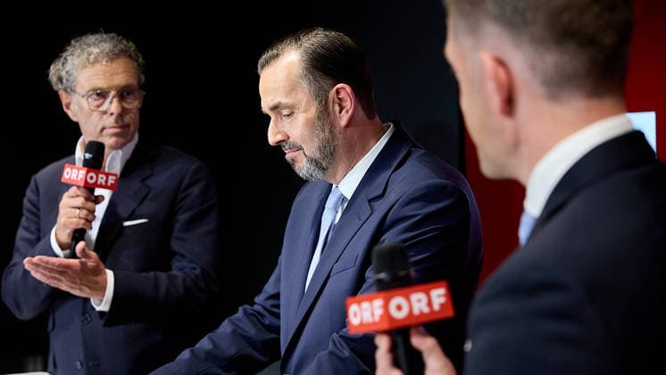 - Wien 12.06.2026 - Wahl ORF-Generaldirektor - Heute fand im ORF-Zentrum die vorgezogene Wahl des neuen Generaldirektors durch den ORF-Stiftungsrat statt. 9 Kandidatinnen waren zum heutigen Heraing vor dem Stiftungsrat geladen. Nach über 15 Stunden an Hearings der 9 KandidatInnen und der anschliessenden Wahl im Stiftungsrat wurde der die neue Generaldirektorin den Medien im Rahmen einer PK vorgestellt. PHOTO: Stiftungsratsvorsitzender Heinz Lederer (L SPÖ), der Vizevorsitzende des Stiftungrats Gregor Schütze (R ÖVP) und der neue ORF-Generaldirektor Clemens Pig ehemaliger CEO der APA.. Vienna (AUSTRIA) - Election of the ORF Director-General – Today, the ORF Foundation Board held an early election for the new Director-General at the O 