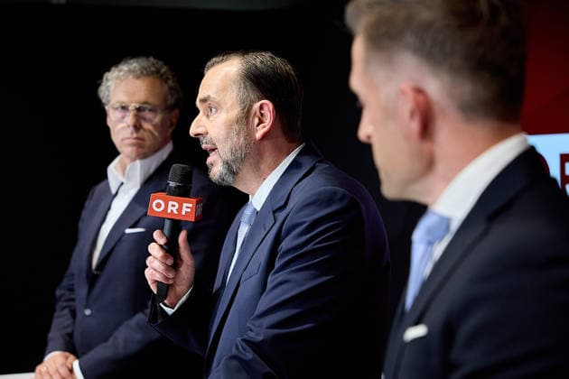 - Wien 12.06.2026 - Wahl ORF-Generaldirektor - Heute fand im ORF-Zentrum die vorgezogene Wahl des neuen Generaldirektors durch den ORF-Stiftungsrat statt. 9 Kandidatinnen waren zum heutigen Heraing vor dem Stiftungsrat geladen. Nach über 15 Stunden an Hearings der 9 KandidatInnen und der anschliessenden Wahl im Stiftungsrat wurde der die neue Generaldirektorin den Medien im Rahmen einer PK vorgestellt. PHOTO: Stiftungsratsvorsitzender Heinz Lederer (L SPÖ), der Vizevorsitzende des Stiftungrats Gregor Schütze (R ÖVP) und der neue ORF-Generaldirektor Clemens Pig ehemaliger CEO der APA.. Vienna (AUSTRIA) - Election of the ORF Director-General – Today, the ORF Foundation Board held an early election for the new Director-General at the O 