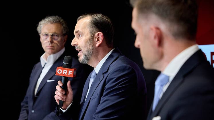 - Wien 12.06.2026 - Wahl ORF-Generaldirektor - Heute fand im ORF-Zentrum die vorgezogene Wahl des neuen Generaldirektors durch den ORF-Stiftungsrat statt. 9 Kandidatinnen waren zum heutigen Heraing vor dem Stiftungsrat geladen. Nach über 15 Stunden an Hearings der 9 KandidatInnen und der anschliessenden Wahl im Stiftungsrat wurde der die neue Generaldirektorin den Medien im Rahmen einer PK vorgestellt. PHOTO: Stiftungsratsvorsitzender Heinz Lederer (L SPÖ), der Vizevorsitzende des Stiftungrats Gregor Schütze (R ÖVP) und der neue ORF-Generaldirektor Clemens Pig ehemaliger CEO der APA.. Vienna (AUSTRIA) - Election of the ORF Director-General – Today, the ORF Foundation Board held an early election for the new Director-General at the O 