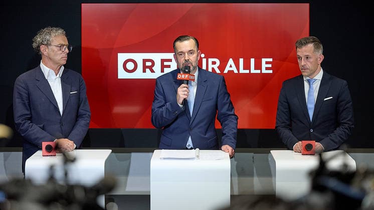 - Wien 12.06.2026 - Wahl ORF-Generaldirektor - Heute fand im ORF-Zentrum die vorgezogene Wahl des neuen Generaldirektors durch den ORF-Stiftungsrat statt. 9 Kandidatinnen waren zum heutigen Heraing vor dem Stiftungsrat geladen. Nach über 15 Stunden an Hearings der 9 KandidatInnen und der anschliessenden Wahl im Stiftungsrat wurde der die neue Generaldirektorin den Medien im Rahmen einer PK vorgestellt. PHOTO: Stiftungsratsvorsitzender Heinz Lederer (L SPÖ), der Vizevorsitzende des Stiftungrats Gregor Schütze (R ÖVP) und der neue ORF-Generaldirektor Clemens Pig ehemaliger CEO der APA.. Vienna (AUSTRIA) - Election of the ORF Director-General – Today, the ORF Foundation Board held an early election for the new Director-General at the 