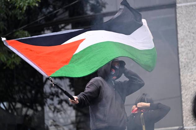 A demonstrator waves a flag of Palestine during a protest against the government of Mexican President Claudia Sheinbaum, who has failed to meet their demands. The protesters marched along main avenues toward Azteca Stadium during the opening of the 2026 FIFA World Cup. on June 11, 2026 in Mexico City, Mexico. Mexico City Mexico - ZUMAe321 20260611_zia_e321_027 Copyright: xCarlosxTischlerx