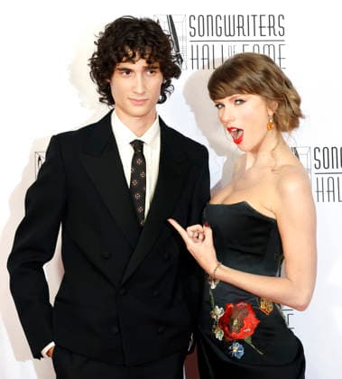 Sombr and Singer-songwriter Taylor Swift pose on the red carpet at the 2026 Songwriters Hall of Fame Induction and Awards Gala at the New York Marriott Marquis on Thursday, June 11, 2026 in New York City.  NYP2026061120111 PETERxFOLEY