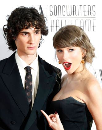 Sombr and Singer-songwriter Taylor Swift arrives on the red carpet at the 2026 Songwriters Hall of Fame Induction and Awards Gala at the New York Marriott Marquis on Thursday, June 11, 2026 in New York City.  NYP20260611201 PETERxFOLEY
