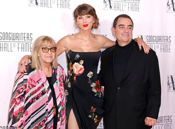CEO and President of the Songwriters Hall of Fame Linda Moran, left and singer-songwriter Taylor Swift pose on the red carpet at the 2026 Songwriters Hall of Fame Induction and Awards Gala at the New York Marriott Marquis on Thursday, June 11, 2026 in New York City.  NYP20260611207 PETERxFOLEY