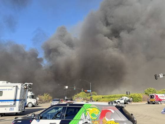 Fire engulfs Medline medical supply warehouse in Tracy TRACY, CALIFORNIA, UNITED STATES - JUNE 11: Black smoke pours into the sky from a massive commercial fire at the Medline Industries medical supply warehouse in Tracy, California, United States, on June 11, 2026. The South San Joaquin County Fire Authority reported that the million-square-foot distribution facility on Promontory Parkway was fully engulfed, prompting the evacuation of neighboring commercial structures and nearby fulfillment centers within the industrial park. Tayfun Coskun Anadolu California United States. Editorial use only. Please get in touch for any other usage.  Copyright: x2026xAnadoluxTayfunxCoskunx